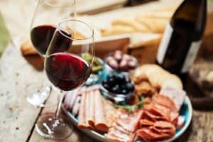 Quale vino rosso scegliere per un aperitivo