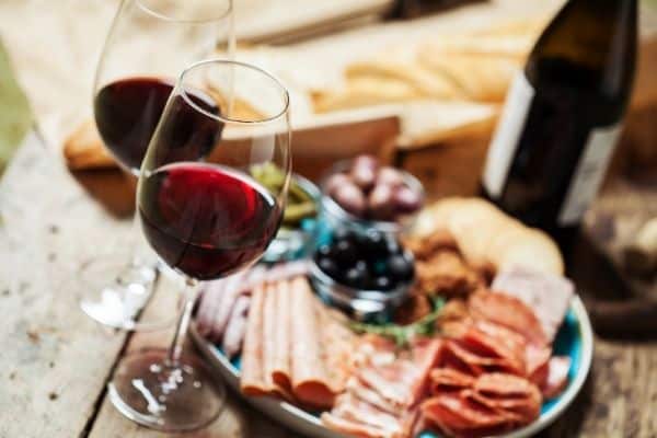 Quale vino rosso scegliere per un aperitivo