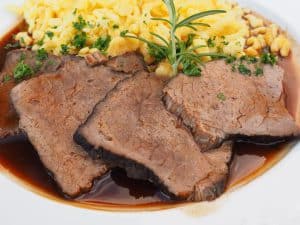 Come effettuare la cottura del brasato di manzo al vino rosso in una pentola a pressione