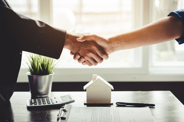 Diritti e Responsabilità del Locatore e del Locatario: Una Panoramica Legale Il contratto di locazione rappresenta un impegno legale attraverso il quale una delle parti, chiamata proprietario, si impegna a concedere all'altra parte, cioè l'inquilino o conduttore, l'uso di un bene, che può essere mobile o immobile, per un periodo di tempo specifico, ricevendo in cambio un importo stabilito di denaro. Nell'ambito giuridico, il termine 'proprietario' è utilizzato per identificare chi stipula il contratto di locazione e permette l'uso del bene, a differenza dell’’inquilino' o 'conduttore' o 'parte conduttrice', che ne fa effettivamente uso. Vediamo ora chi sono il proprietario e l'inquilino, così come le rispettive responsabilità e obblighi. Chi è il proprietario (o locatore)? Il proprietario è la persona che, in un contratto di locazione, affitta la propria proprietà per un periodo di tempo stabilito, in cambio del pagamento di una somma di denaro concordata tra le parti. In sostanza, il proprietario è colui che possiede la casa e decide di mettere in affitto la sua proprietà all'inquilino. Chi è l'inquilino (o conduttore)? L'inquilino, anche chiamato conduttore, è colui che riceve dal proprietario un bene mobile o immobile. Per poter utilizzare il bene immobile, l'inquilino deve impegnarsi a pagare un canone di locazione mensile. Come il proprietario, anche l'inquilino ha alcuni obblighi da rispettare. I doveri del locatore All'interno del Codice Civile sono stabiliti alcuni doveri che il proprietario deve rispettare durante la validità del contratto. Il primo dovere del locatore è quello di consegnare il bene all'inquilino in buone condizioni di manutenzione. La consegna del bene è un requisito fondamentale per consentire all'inquilino di godere del bene e la casa deve essere consegnata in uno stato che permetta all'inquilino di utilizzarla appieno. Il secondo dovere del proprietario è quello di effettuare tutte le riparazioni necessarie affinché l'inquilino possa godere del bene durante l'intero periodo del contratto. Nel contratto è necessario specificare quali lavori di piccola manutenzione ordinaria sono a carico dell'inquilino, mentre quelli a carico del proprietario. Sono a carico del proprietario invece le riparazioni straordinarie, come la riparazione dell'impianto elettrico, la sostituzione degli infissi o altre modifiche agli impianti della casa. Nel caso in cui il proprietario non effettui le riparazioni, sarà sua responsabilità risarcire l'inquilino. Il terzo dovere del locatore è garantire all'inquilino il pacifico godimento del bene per tutta la durata del contratto di affitto. In questo caso, il proprietario dovrà proteggere l'inquilino da eventuali rivendicazioni da parte di terze parti che pretendono diritti sul bene, ma non dovrà farlo nel caso di disturbi effettivi, per i quali l'inquilino può agire direttamente in tribunale. Il quarto dovere del proprietario è restituire la cauzione. Una volta che il proprietario abbia verificato l'assenza di danni attribuibili all'inquilino, avrà l'obbligo di restituire l'importo versato al momento della firma del contratto. I doveri dell'inquilino Ma non è solo il proprietario ad avere obblighi da rispettare: sono previsti anche doveri per l'inquilino. Vediamo quali sono di seguito. Restituzione del bene nelle stesse condizioni L'inquilino è tenuto a restituire il bene nelle stesse condizioni in cui l'ha ricevuto, ovvero come era al momento della firma del contratto di locazione. Inoltre, deve trattare il bene con la stessa cura di una persona responsabile. Di conseguenza, non è consentito apportare modifiche che alterino gli spazi e le caratteristiche dell'abitazione. È vietato apportare qualsiasi modifica all'uso previsto per il bene in affitto. Pagamento del canone di affitto concordato L'inquilino deve pagare al proprietario l'importo concordato per l'affitto del bene ogni mese, secondo le tempistiche stabilite nel contratto di locazione. L'inquilino non può decidere di ridurre o sospendere autonomamente il canone di locazione. La legge proibisce il pagamento in un'unica soluzione per l'intero periodo di locazione previsto dal contratto. Tuttavia, è possibile optare per un pagamento mensile o trimestrale. Nel momento in cui opti per fare affidamento agli avvocati immobiliaristi Mestre, ti si prospetta l'opportunità di ricevere supporto nelle fasi cruciali del processo di acquisto di una casa e, di conseguenza, potrai finalizzare i contratti d'acquisto, apportare modifiche a un contratto standard predisposto dal tuo agente immobiliare, o persino procedere alla ricerca e chiusura di un titolo.